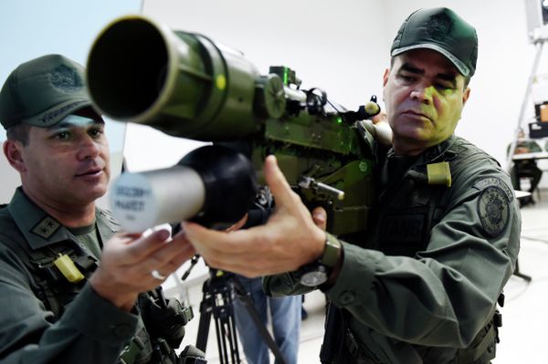Venezuelan Defense Minister Vladimir Padrino Lopez (R) mans a Russian-made 9K338 Igla-S (SA-18) man-portable air-defence (MANPAD) surface-to-air missile launcher in Caracas on March 14, 2015 Venezuelan Defense Minister Vladimir Padrino Lopez (R) mans a Russian-made 9K338 Igla-S (SA-18) man-portable air-defence (MANPAD) surface-to-air missile launcher in Caracas on March 14, 2015 - Sputnik International