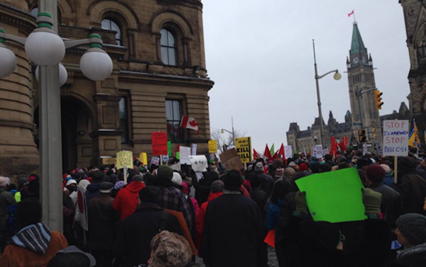 Big crowd outside the PMO in Ottawa to StopC51 Big crowd outside the PMO in Ottawa to StopC51 - Sputnik International