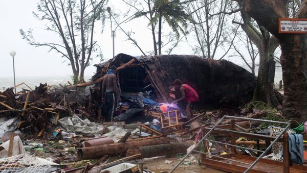In this image provided by UNICEF Pacific people scour through debris damaged and flung around in Port Vila, Vanuatu, Saturday, March 14, 2015 - Sputnik International