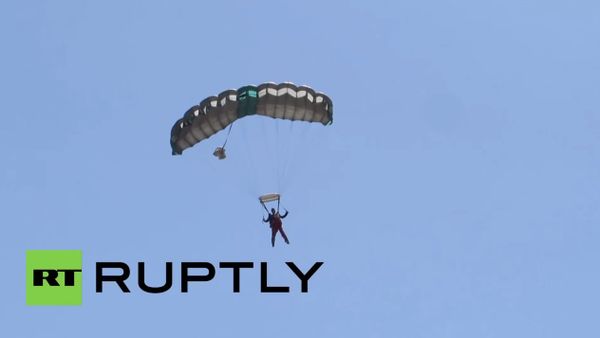 Granny jumps out of plane for 100th birthday - Sputnik International