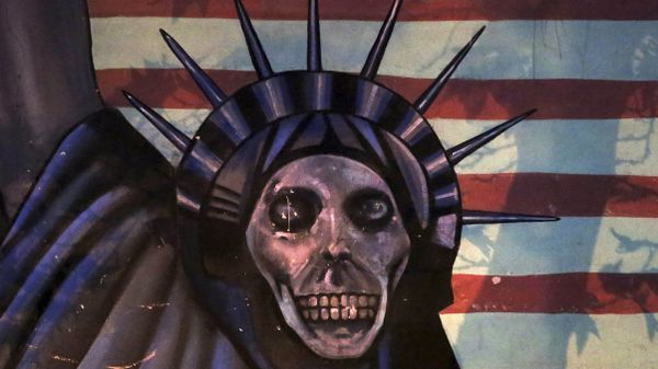 Satirized painting of the Statue of Liberty painted on the wall of the former U.S. Embassy, in Tehran, Iran - Sputnik International
