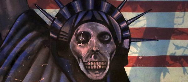 Satirized painting of the Statue of Liberty painted on the wall of the former U.S. Embassy, in Tehran, Iran - Sputnik International