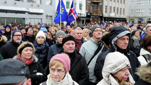People rally during a protest against the Icelandic government's decision not to start negotiations with the European Union about joining the bloc, in Reykjavik - Sputnik International