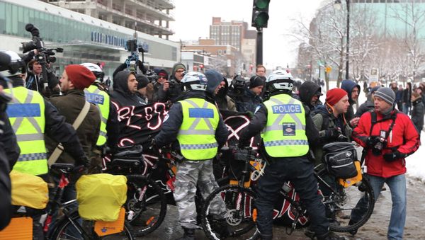 Police on bicycles begin to kettle protesters during an anti-police brutality demonstration in Montreal March 15, 2015. - Sputnik International