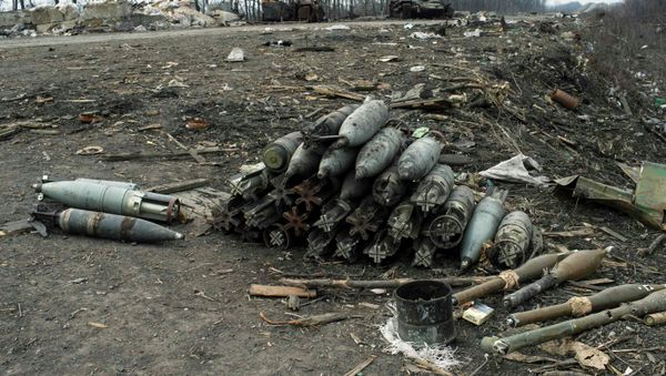 Ammunition lie on a road in the village of Chornukhyne near the town of Debaltseve, north-east from Donetsk - Sputnik International