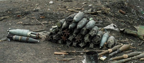 Ammunition lie on a road in the village of Chornukhyne near the town of Debaltseve, north-east from Donetsk - Sputnik International