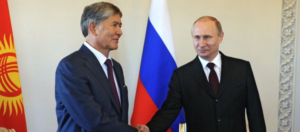 Russian President Vladimir Putin, right, during a meeting with Kyrgyz President Almazbek Atambayev at the Constantine Palace in in Strelna Russian President Vladimir Putin, right, during a meeting with Kyrgyz President Almazbek Atambayev at the Constantine Palace in in Strelna - Sputnik International