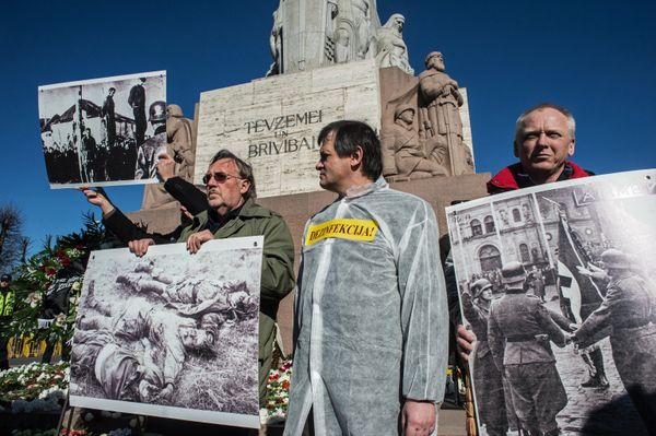 Protesters demonstrate against the annual procession commemorating the Latvian Waffen-SS (Schutzstaffel) unit, also known as the Legionnaires, in Riga March 16, 2015. - Sputnik International