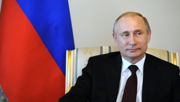 Russian President Vladimir Putin during a meeting with Kyrgyz President Almazbek Atambayev at the Constantine Palace in in Strelna Russian President Vladimir Putin during a meeting with Kyrgyz President Almazbek Atambayev at the Constantine Palace in in Strelna - Sputnik International