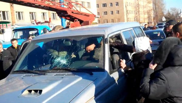 Residents of Kostiantynivka came to protest against Ukrainian army personnel stationed in the town, after two soldiers, driving an armored vehicle, hit a woman with two children on Monday - Sputnik International