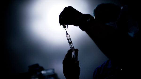 A doctor draws medicine into a syringe A doctor draws medicine into a syringe - Sputnik International