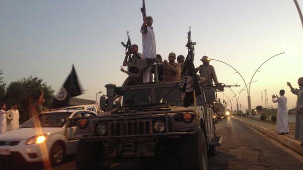 ISIL fighters parade through Mosul, Iraq in 2014. File photo - Sputnik International