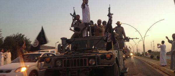 ISIL fighters parade through Mosul, Iraq in 2014. File photo - Sputnik International