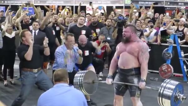 Arnold Schwarzenegger Cheers on Weight Lifter - Sputnik International