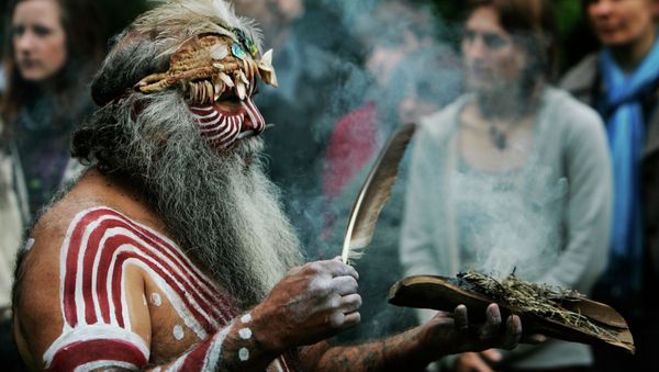 Aboriginal Ngarrindjeri elder Major Sumner from south Australia, in traditional costume, performs a ritual during a ceremony to mark the return of Australian indigenous people's remains back to their homeland, in a central London park. (File) - Sputnik International