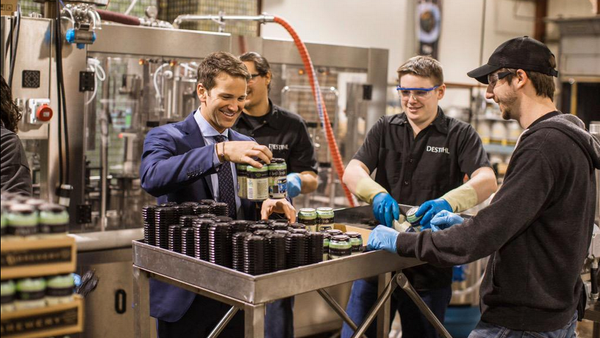 Representative Schock Top sampling the local brew - Sputnik International