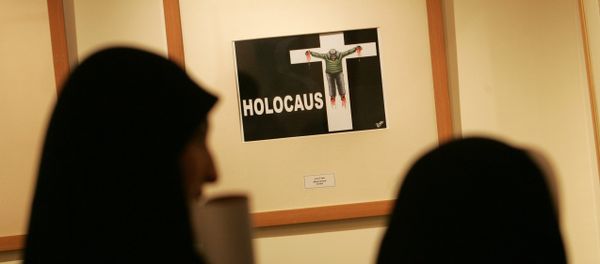Iranian women visit the international Holocaust cartoon contest in Tehran - Sputnik International
