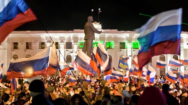 Pro-Russian people celebrate in Lenin Square, in Simferopol, Ukraine, Sunday, March 16, 2014. Pro-Russian people celebrate in Lenin Square, in Simferopol, Ukraine, Sunday, March 16, 2014. - Sputnik International
