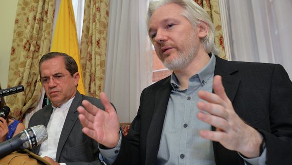 Julian Assange, with Ecuadorian Foreign Minister Ricardo Patiño, said in an Aug. 8 2014 press conference that he would be leaving the embassy soon, though denied he was going to hand himself over to British police. - Sputnik International