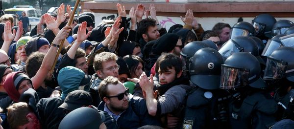 Anti-capitalist protesters scuffle with policemen near the European Central Bank (ECB) building before the official opening of its new headquarters in Frankfurt March 18, 2015. - Sputnik International