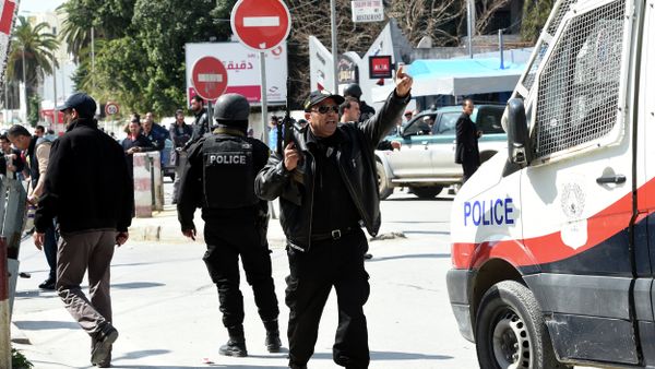 Tunisian security forces secure the area after gunmen attacked Tunis' famed Bardo Museum on March 18, 2015 - Sputnik International