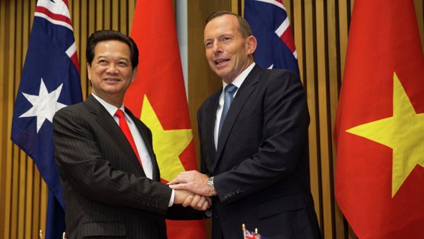 Vietnamese Prime Minister Nguyen Tan Dung and Australian Prime Minister Tony Abbott shake hands before witnessing the signing of a friendship agreement between their countries at Parliament House in Canberra, Australia Wednesday, March 18, 2015. - Sputnik International