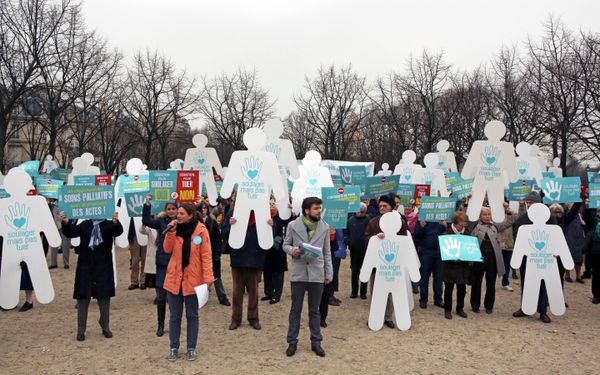 Demonstrators gather near the French National Assembly holding white silhouettes as part of a silent protest against euthanasia in Paris. - Sputnik International