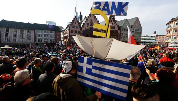 Protesters demonstrate in front of the Roemer in the central square in Frankfurt's old town March 18, 2015, after the inauguration of the European Central Bank (ECB) new headquarters - Sputnik International