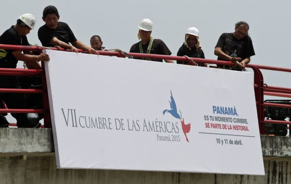Workers install a banner announcing the upcoming 7th Summit of the Americas in Panama City Workers install a banner announcing the upcoming 7th Summit of the Americas in Panama City - Sputnik International