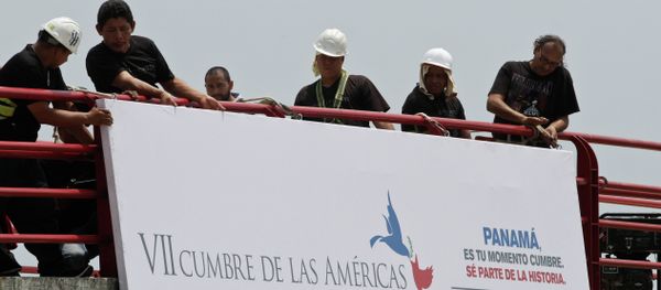 Workers install a banner announcing the upcoming 7th Summit of the Americas in Panama City Workers install a banner announcing the upcoming 7th Summit of the Americas in Panama City - Sputnik International