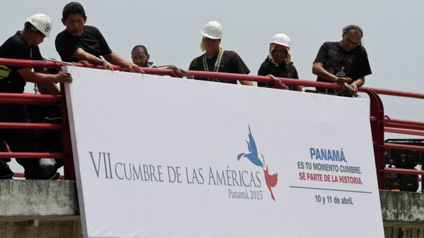 Workers install a banner announcing the upcoming 7th Summit of the Americas in Panama City Workers install a banner announcing the upcoming 7th Summit of the Americas in Panama City - Sputnik International