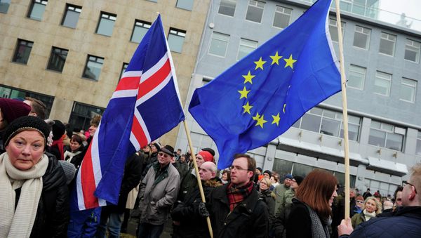 People rally during a protest against the Icelandic government's decision not to start negotiations with the European Union about joining the bloc, in Reykjavik People rally during a protest against the Icelandic government's decision not to start negotiations with the European Union about joining the bloc, in Reykjavik - Sputnik International