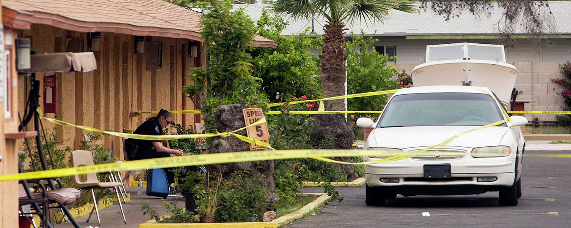 A police officer keeps watch outside a room at the Tri-City Inn, one of the scenes of a multiple location shooting in Mesa, Arizona March 18, 2015. - Sputnik International, 1920, 06.07.2017