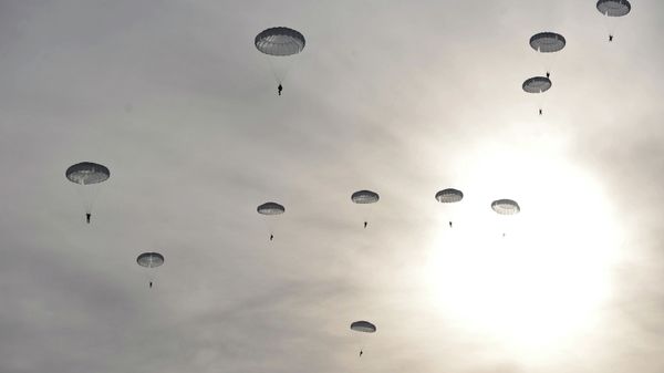 The landing of Russian airborne troops The landing of Russian airborne troops - Sputnik International
