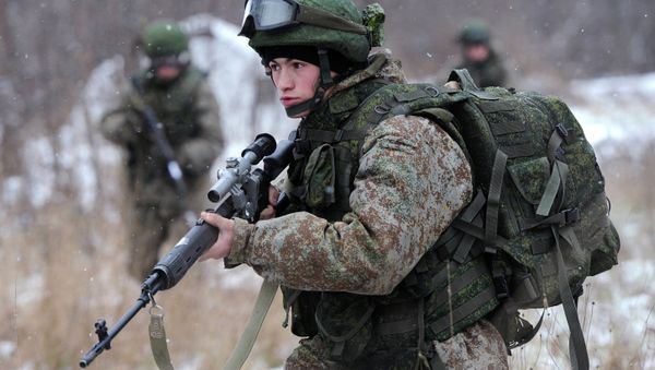 A soldier demonstrates the Ratnik Soldier Combat Equipment Set during a military exercise at Alabino range, Moscow Region - Sputnik International