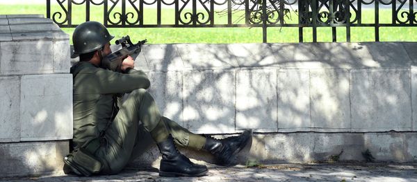A member of the Tunisian special security forces takes position after two gunmen attacked Bardo International Museum on March 18, 2015 in Tunis - Sputnik International