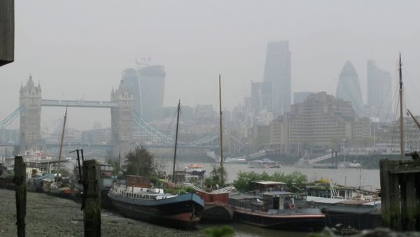 Tower Bridge and the high rise towers of the City of London are shrouded in smog - Sputnik International