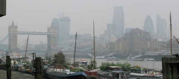Tower Bridge and the high rise towers of the City of London are shrouded in smog Tower Bridge and the high rise towers of the City of London are shrouded in smog - Sputnik International