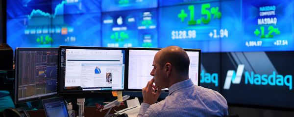 A trader works at the Nasdaq MarketSite in New York - Sputnik International