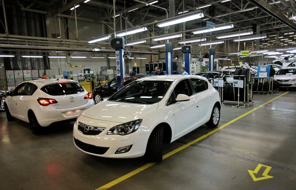Opel Astra compacts manufactured at the General Motors plant in the Shushary-2 production zone - Sputnik International