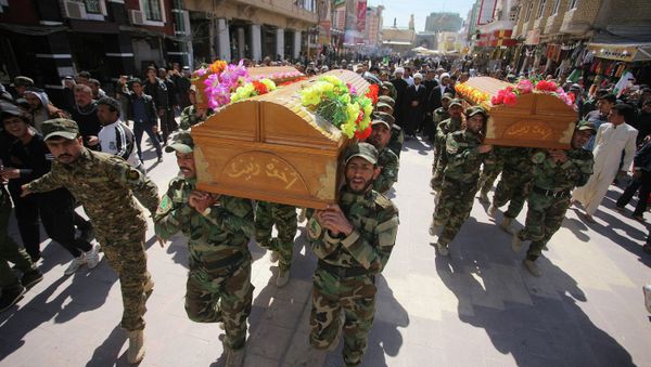 Mourners chant slogans against the Islamic State group during the funeral procession of three members of a Shiite group Mourners chant slogans against the Islamic State group during the funeral procession of three members of a Shiite group - Sputnik International