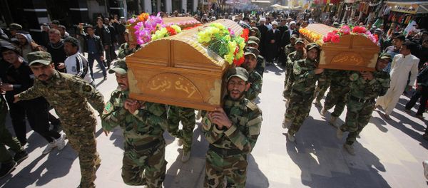 Mourners chant slogans against the Islamic State group during the funeral procession of three members of a Shiite group Mourners chant slogans against the Islamic State group during the funeral procession of three members of a Shiite group - Sputnik International