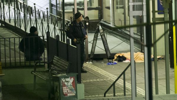 A police officer stands near one of the victims at the scene of a fatal shooting in Gothenburg, March 18, 2015 - Sputnik International