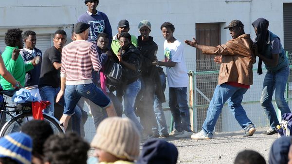 Dozens were hurt on the early hours after clashes broke out in the port of Calais between hundreds of African migrants seeking to cross the Channel to England Dozens were hurt on the early hours after clashes broke out in the port of Calais between hundreds of African migrants seeking to cross the Channel to England - Sputnik International