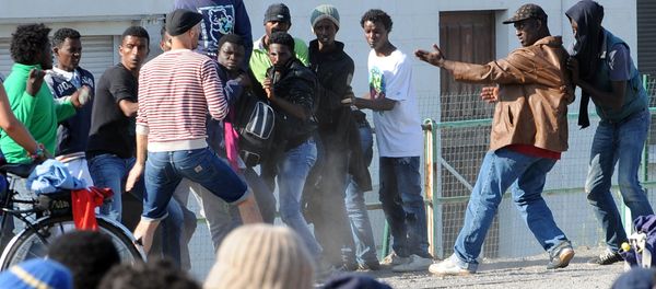 Dozens were hurt on the early hours after clashes broke out in the port of Calais between hundreds of African migrants seeking to cross the Channel to England - Sputnik International