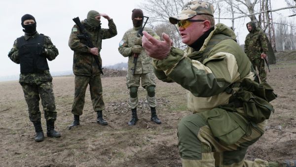 Local volunteers practice during military training exercises at a city beach near Mariupol, in the Donetsk region of Ukraine. - Sputnik International