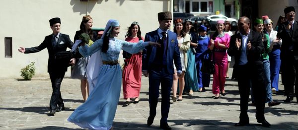 Crimean Tatars perform ethnic dances during a wedding at the Khansarai Khans' Palace, part of the Bakhchisarai Historical Cultural Reserve in the southern Crimea Crimean Tatars perform ethnic dances during a wedding at the Khansarai Khans' Palace, part of the Bakhchisarai Historical Cultural Reserve in the southern Crimea - Sputnik International