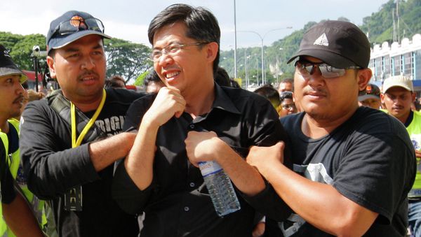 Malaysian lawmaker Tian Chua is arrested by police officers near the Perak state assembly in Ipoh, Malaysia, Thursday, May 7, 2009. File photo Malaysian lawmaker Tian Chua is arrested by police officers near the Perak state assembly in Ipoh, Malaysia, Thursday, May 7, 2009. File photo - Sputnik International