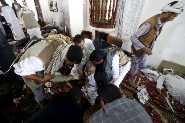 People help an injured man at the scene of a suicide bombing inside a mosque in Sanaa March 20, 2015 People help an injured man at the scene of a suicide bombing inside a mosque in Sanaa March 20, 2015 - Sputnik International