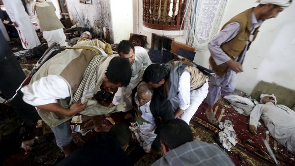 People help an injured man at the scene of a suicide bombing inside a mosque in Sanaa March 20, 2015 People help an injured man at the scene of a suicide bombing inside a mosque in Sanaa March 20, 2015 - Sputnik International